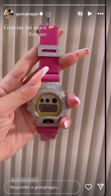 Georgina Rodríguez muestra el reloj que le ha regalado Cristiano Ronaldo por su cumpleaños.