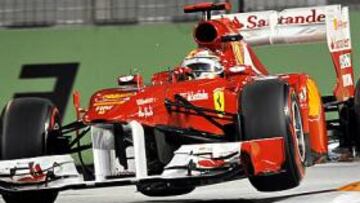 <b>EL COCHE DEBE MEJORAR. </b>Fernando Alonso, con el F150 Italia en la carrera disputada el pasado fin de semana en Singapur.
