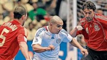 <b>ARRASARON. </b>Fernandao (izquierda) y Daniel (derecha) cierran un avance de la selección paraguaya.