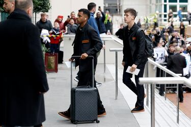 Rodrygo Goes y Arda Güler llegando al hotel. 
 
 