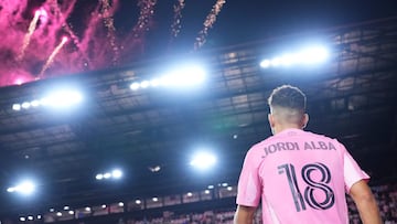 Alba puso punto final a su carrera en una velada perfecta en Miami, donde su gol y la asistencia para Messi sellaron una despedida de oro.