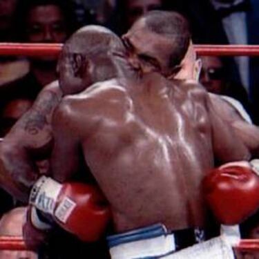 ¡Muerde la oreja a su rival como hizo Tyson con Holyfield!
