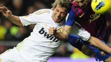 <b>PROBLEMAS. </b>Coentrao jugó el Clásico de 'dos' y falló en el 1-3 culé.