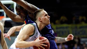 GRAF4628. ANDORRA LA VELLA (ANDORRA), 04/02/2020.- El base esloveno del Joventut, Klemen Prepelic (i), conduce el balón ante Moussa Diagne, pívot senegalés del MoraBanc Andorra, durante el partido entre ambos equipos del top 16 de la Eurocopa de baloncesto, este martes en Andorra la Vella. EFE/ Fernando Galindo