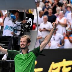 Melbourne (Australia), 24/01/2024.- Daniil Medvedev of Russia celebrates match point during his quaterfinal win against Hubert Hurkacz of Poland on Day 11 of the 2024 Australian Open at Melbourne Park in Melbourne, Australia, 24 January 2024. (Tenis, Polonia, Rusia) EFE/EPA/JAMES ROSS AUSTRALIA AND NEW ZEALAND OUT