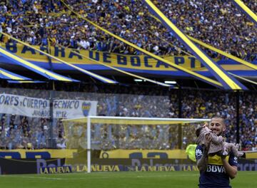 Boca Juniors' forward Dario Benedetto (R) celebrates with his daughter after his team defeated Union and won Argentina's first division football championship at La Bombonera stadium in Buenos Aires, on June 25, 2017. 