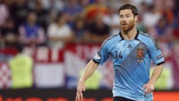 El centrocampista de la selección española Xabi Alonso controla el balón durante el partido del grupo C de la Eurocopa 2012 entre las selecciones de Croacia y España, hoy lunes 18 de junio de 2012 en el Gdansk Arena de Gdansk, Polonia.