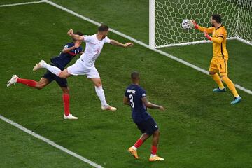 3-2. Haris Seferovic marca el segundo gol.