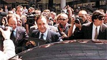 <b>SUPERSTAR</B>. Florentino Pérez recibió ayer el apoyo de los aficionados culés a la salida del Camp Nou, donde estaba instalada la capilla ardiente de Ladislao Kubala.