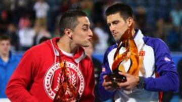 Almagro bromea con Djokovic en la entrega de trofeos de la exhibición.
