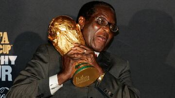 Mugabe, con la Copa del Mundo de la FIFA, en noviembre de 2009. 