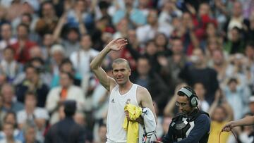 Zidane, emocionado, en su despedida del Bernabéu. Fue en 2006, contra el Villarreal.