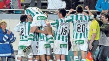 <b>RESPIRO. </b>Los jugadores celebran un gol que les permite alejarse un poco más del descenso.