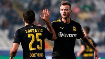 Dortmund&#039;s Ukrainian forward Andrei Yarmolenko (R) congratulates Dortmund&#039;s Greek defender Sokratis Papastathopoulos after scoring his team&#039;s equaliser during the UEFA Champions League football match between Apoel FC and Borussia Dortmund at the GSP Stadium in the Cypriot capital, Nicosia on October 17, 2017.  / AFP PHOTO / Florian CHOBLET