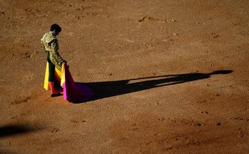 El torero español José Tomás se prepara para realizar un pase a un toro en la plaza de toros Las Palomas en Aljeciras.