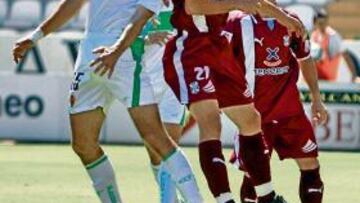 <b>SUFRIÓ. </b>José Luis Acciari disputa un balón con un jugador del Tenerife, en el partido de ida.
