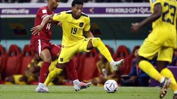 AL KHOR - (l-r) Homam Elamin of Qatar, Gonzalo Plata of Ecuador during the FIFA World Cup Qatar 2022 group A match between Qatar and Ecuador at Al Bayt Stadium on November 20, 2022 in Al Khor, Qatar. AP | Dutch Height | MAURICE OF STONE (Photo by ANP via Getty Images)