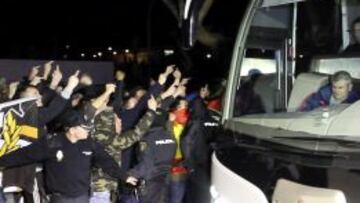 Aficionados del Valencia a la llegada del equipo a Paterna.