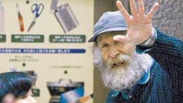 <b>EL HÉROE NACIONAL DE ISLANDIA. </b>Entre signos de victoria, Bobby Fischer abandonó Japón junto a su novia, Myoko Watai, y desembarcó en Islandia como un nuevo héroe nacional.