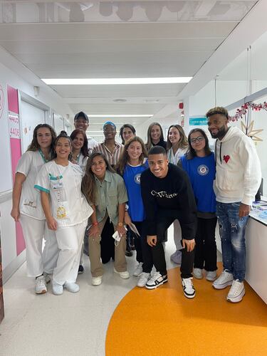 Los Reyes Atléticos reparten ilusión por los hospitales de Madrid
