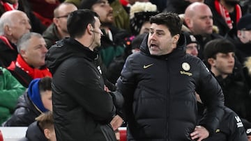 Mauricio Pochettino, entrenador del Chelsea, protesta al cuarto árbitro durante un partido.