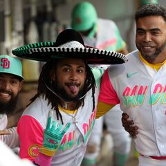 Fernando Tatis Jr feliz con su sombrero de charro