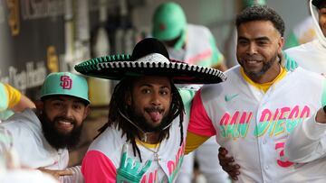 Fernando Tatis Jr feliz con su sombrero de charro