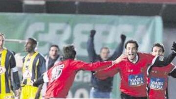 <b>INCREÍBLE PERO CIERTO. </b>Iuliano no se podía creer su segundo gol. Torres y Perea no daban crédito a los enésimos puntos regalados.