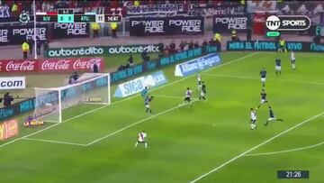¡De taco Nacho Fernández! Jugada exquisita de River para el 1-0