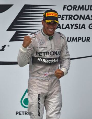 El piloto Lewis Hamilton de Mercedes GP celebra la victoria en el GP de Malaisia de fórmula uno.