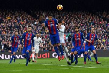 Luis Suárez headers the ball