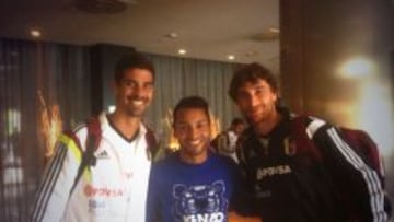 Jeffren junto a Dani Hern&aacute;ndez y Amorebieta, de la selecci&oacute;n venezolana