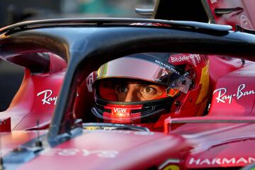 Carlos Sainz de la escudería Ferrari durante el parón de la carrera.