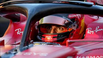 Carlos Sainz de la escudería Ferrari durante el parón de la carrera.