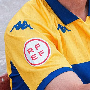 The Athletic, medio deportivo que pertenece a The New York Times (diario estadounidense con sede en la ciudad de Nueva York), ha elegido la camiseta de la primera equipación de la A.D. Alcorcón como la mejor de la temporada. El medio la describió como: "Una belleza, una maravilla, una gloriosa equipación de fútbol".