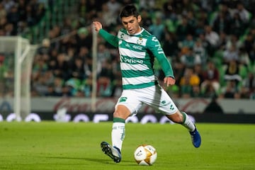 El joven lateral izquierdo incluso cuenta con experiencia en la Selección Mexicana. El problema es que en Santos también pueden utilizar a Gerardo Arteaga y el equipo no parece tener deseos de utilizar a Angulo como central. Es posible que vuelva a la institución en un futuro cercano. 