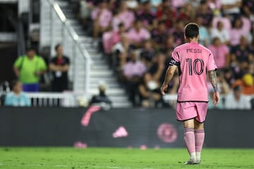 Lionel Messi (10) reacts 