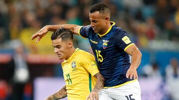 BRA735. PORTO ALEGRE (BRASIL), 31/08/2017.- El jugador de Brasil Philippe Coutinho (i) disputa el balón con Pedro Quiñonez (d) de Ecuador hoy, jueves 31 de agosto de 2017, durante el partido entre Brasil y Ecuador por las eliminatorias al mundial Rusia 2018, que se disputa en la arena de Gremio en Porto Alegre (Brasil). EFE/Sebastião Moreira
