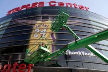 Ambiente extraordinario en Los Angeles en las horas previas al último partido de Kobe Bryant en el Staples.