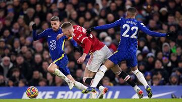 28 November 2021, United Kingdom, London: Manchester United's Scott McTominay (C) battles for the ball with Chelsea's Hakim Ziyech (R) and Jorginho during the English Premier League soccer match between Chelsea and Manchester United at Stamford