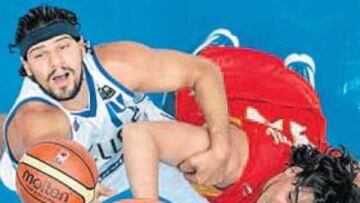 <b>TITANES. </b>Papadopulos y Marc Gasol, en la final del pasado Mundial de Japón.