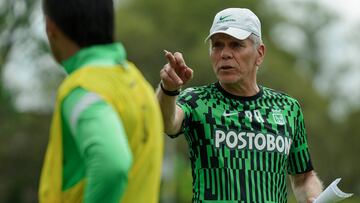 Paulo Autuori dirigiendo su primera práctica en su segundo ciclo como DT de Atlético Nacional.