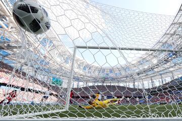 El balón golpeando el fondo de la red