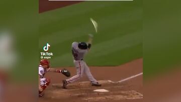 Un bate de béisbol está a punto de golpear a una mujer, pero ocurre un milagro