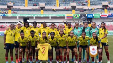 Players of Colombia pose for pictures before the start of their Women's U-20 World Cup football match against New Zealand at the National Stadium in San Jose, on August 16, 2022. (Photo by Ezequiel BECERRA / AFP)