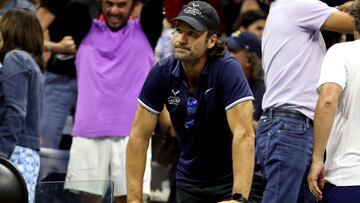 Carlos Moy&agrave;, entrenador de Rafa Nadal, observa la final del US Open entre Rafa Nadal y Daniil Medvedev en el USTA Billie Jean King National Tennis Center de Flushing Meadows, New York City.