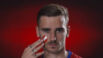 Griezmann, pintándose la cara de rojiblanco.