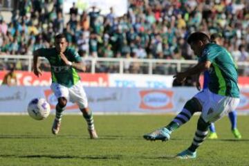 Luna ya ejecutó el penal. Fue el 1-0 y su noveno personal en el torneo.