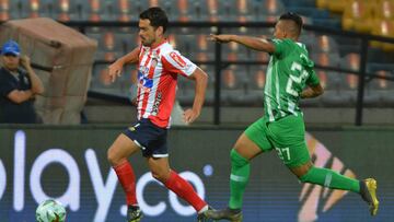 Sebasti&aacute;n Hern&aacute;ndez ante la marca de Sebasti&aacute;n G&oacute;mez durante el partido entre Nacional y Junior por Liga &Aacute;guila.