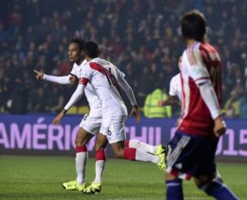 Peru's forward Andre Carrillo (L) celebrates with teammate Peru's midfielder Carlos Lobaton after scoring against Paraguay during the Copa America third place football match in Concepcion, Chile on July 3, 2015.  AFP PHOTO / JUAN BARRETO AFP PHOTO / LUIS ACOSTA